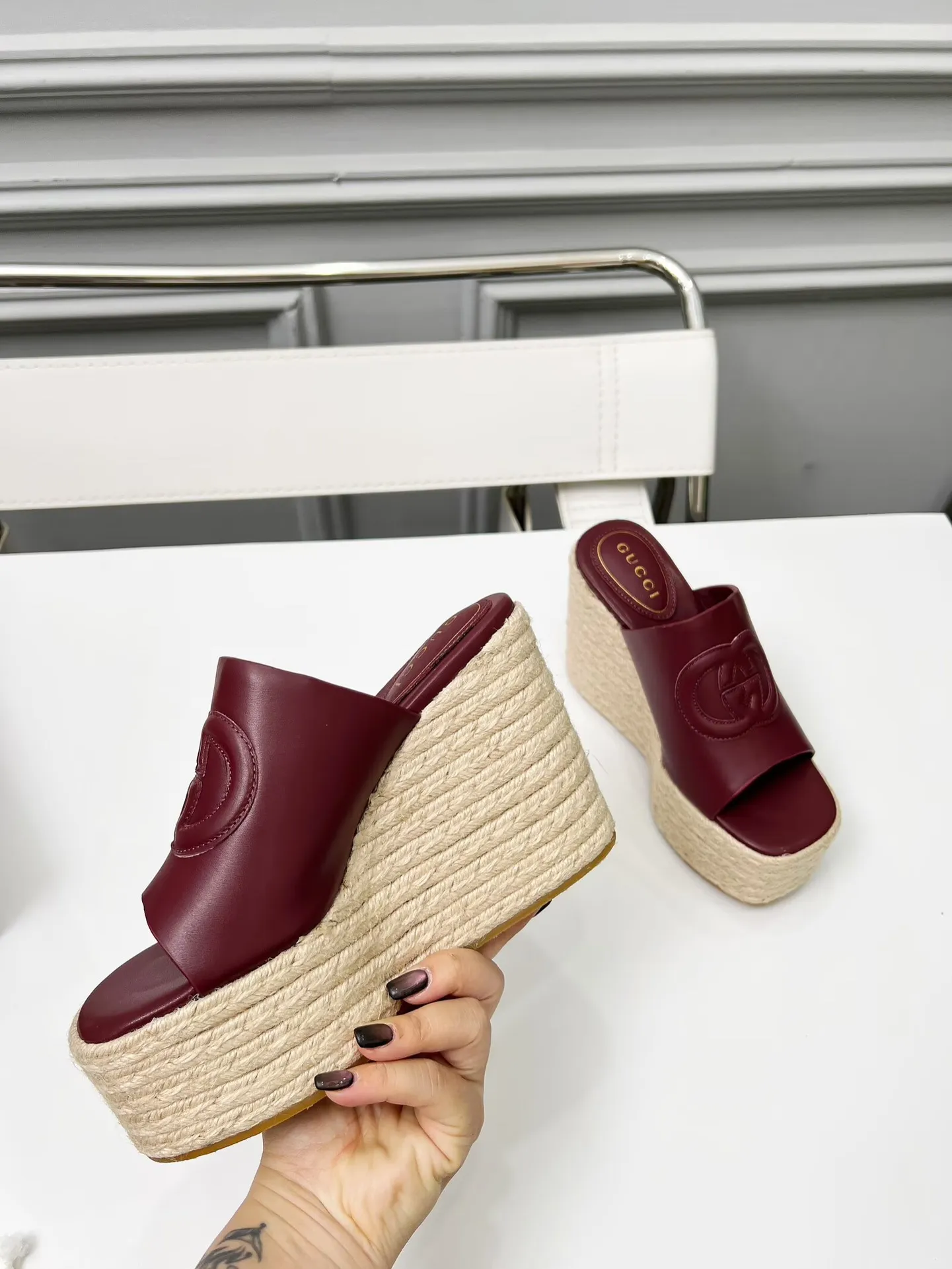 👟👟Ex-factory price 460👟👟 Gucci’s new slippers, fashionable, high-end and full of personality✅ Very stable, comfortable and durable for daily use, convenient and unique for daily matching, a must-have classic for summer, the upper is made of GUCCI brand stitching Fabric: cowhide Lining/feet: sheepskin Platform height: 11cm Color: black, white, brown, burgundy, pink Code number: 35-42 (41 and 42 need to be customized) Packaging: Comes with cloth bag and card.